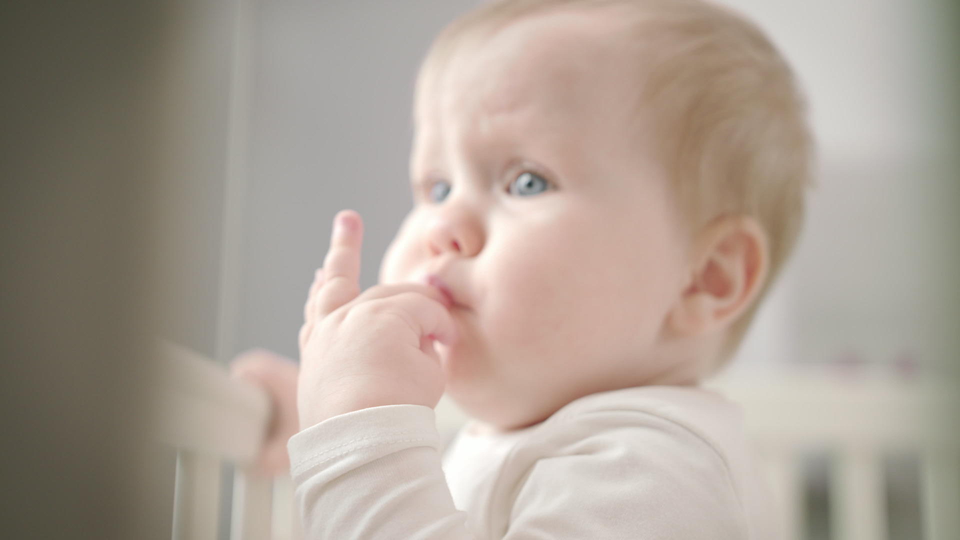 婴儿在嘴里咬她的手指视频的预览图