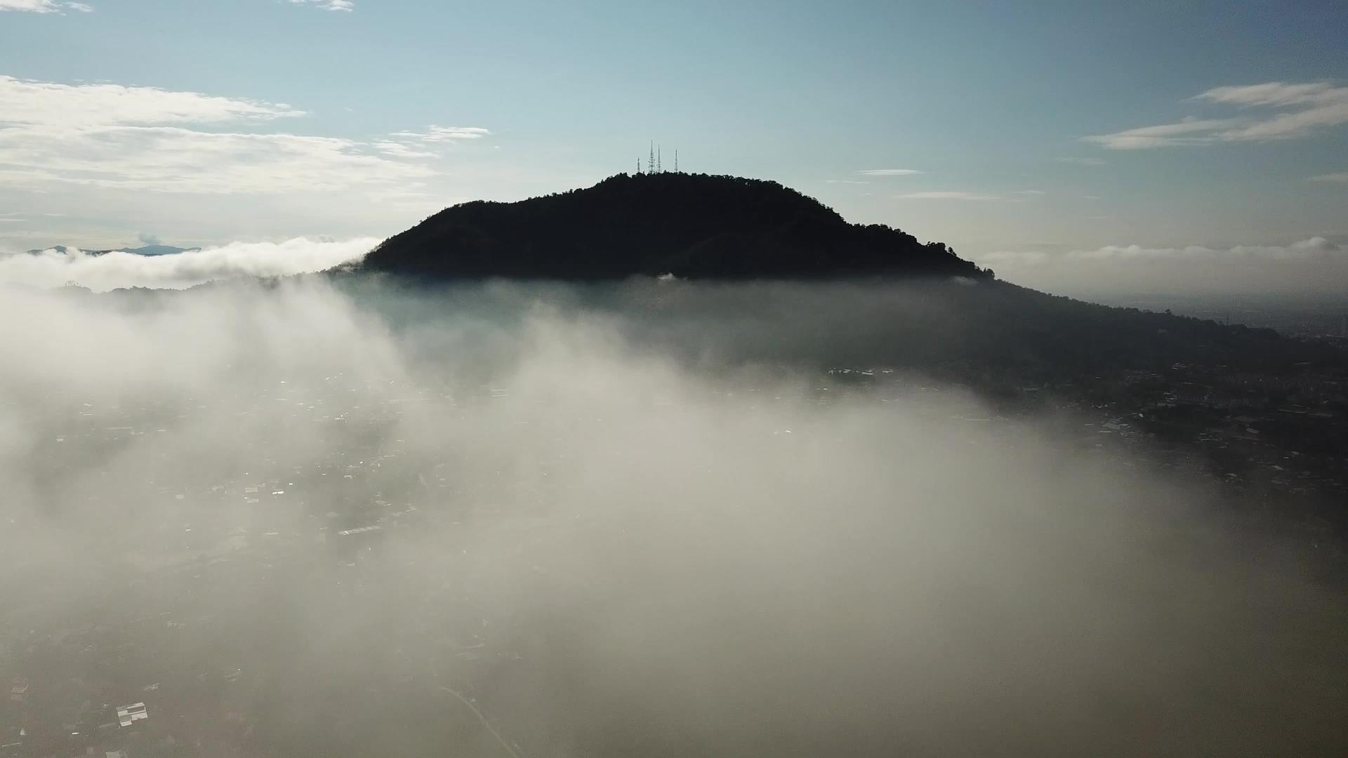 在空中飞过白云暴露在空中BukitMertajam视频的预览图