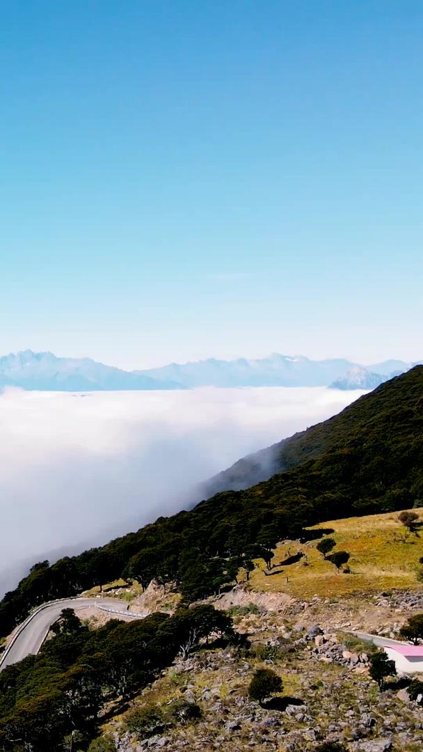高山口雪山云海航拍自然风光视频的预览图