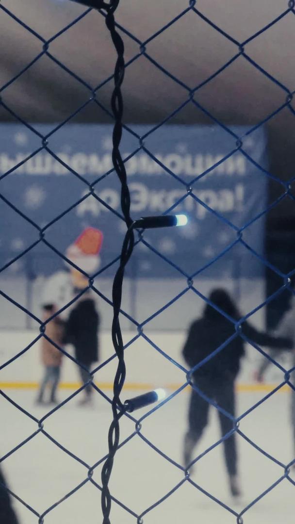 冬季室内溜冰场溜冰运动休闲人群视频的预览图