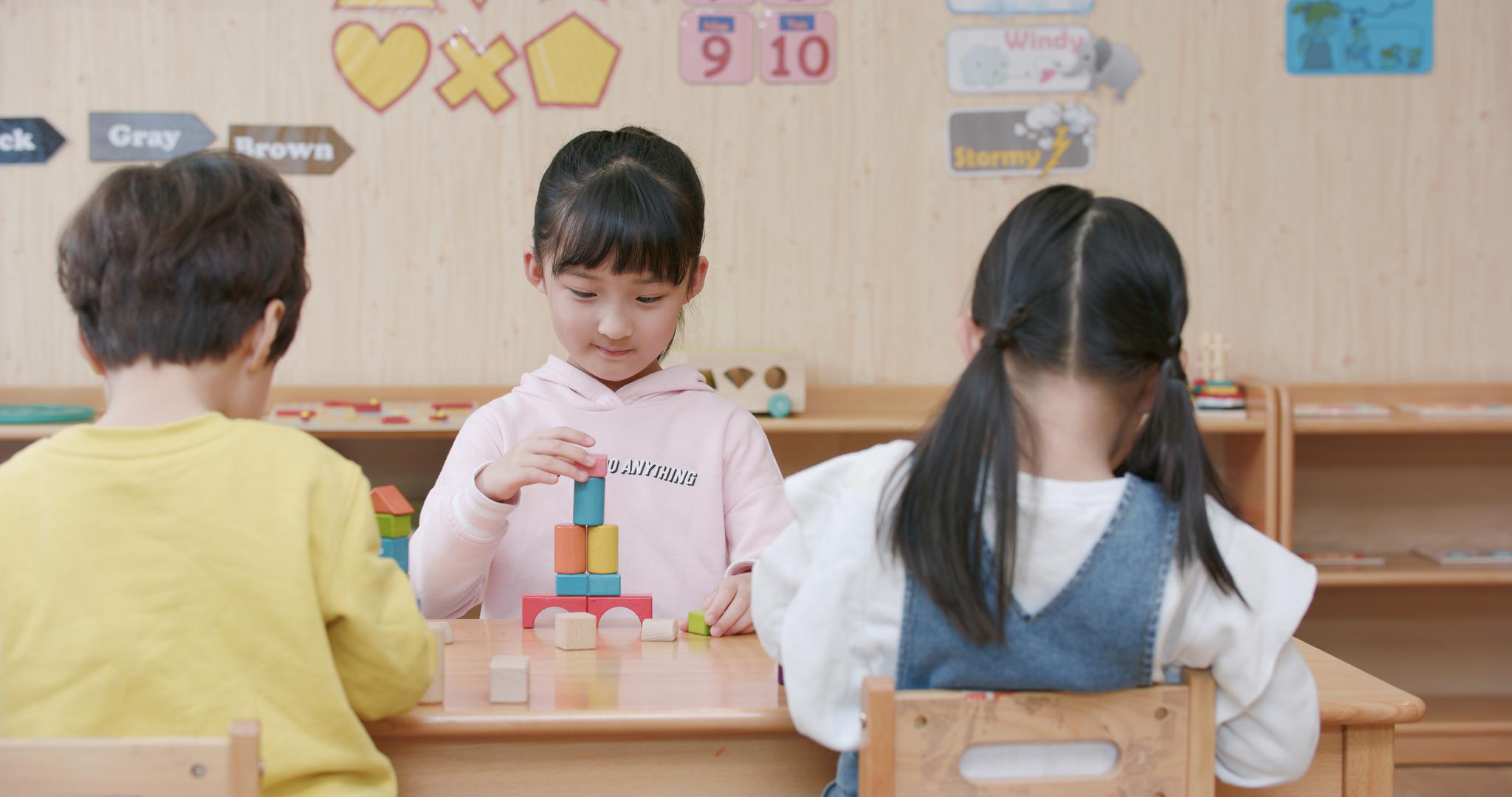 8K幼儿园教室里小女孩搭积木视频的预览图