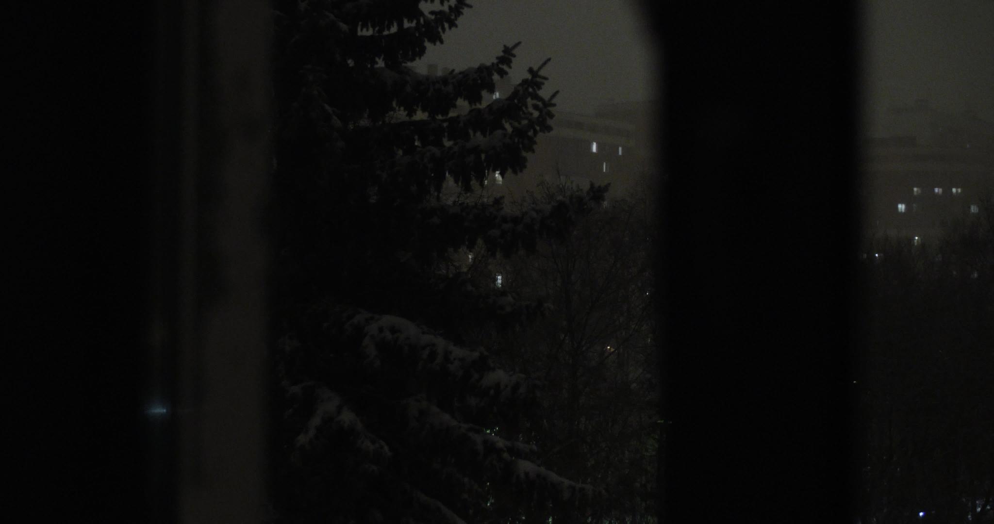 公寓街区的冬夜观察窗上有一些灯光视频的预览图
