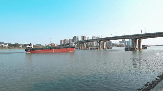 货轮物流运输经过大桥视频的预览图