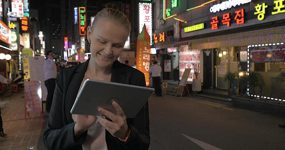 女性触摸垫子在韩国晚上在汉城街视频的预览图