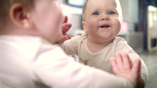 新生婴儿笑玩镜子反射游戏视频的预览图