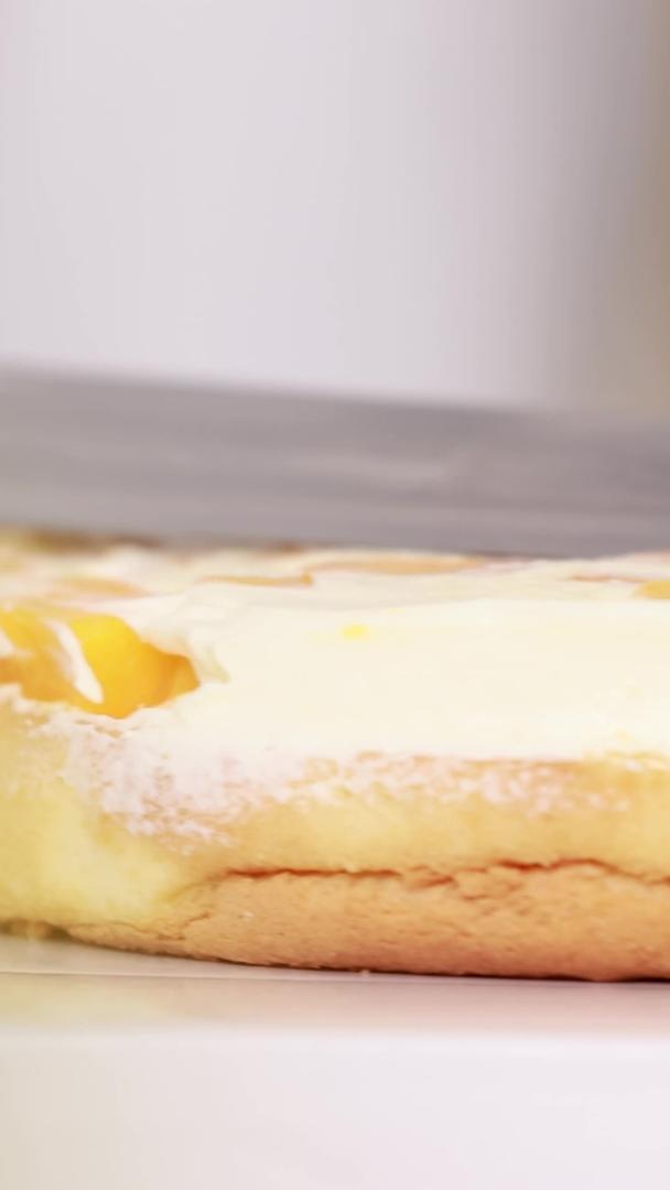 在蛋糕夹层上均匀涂抹奶油视频的预览图