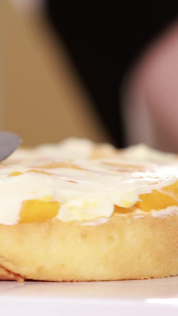 在蛋糕夹层上均匀涂抹奶油视频的预览图