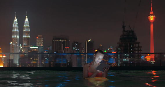 晚上一个女人把床垫挂在屋顶池子上视频的预览图