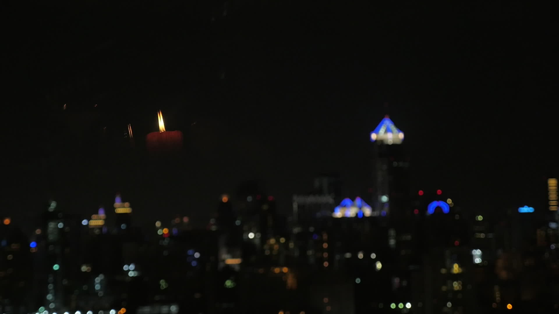 模糊的城市灯光蜡烛在窗户中反射视频的预览图