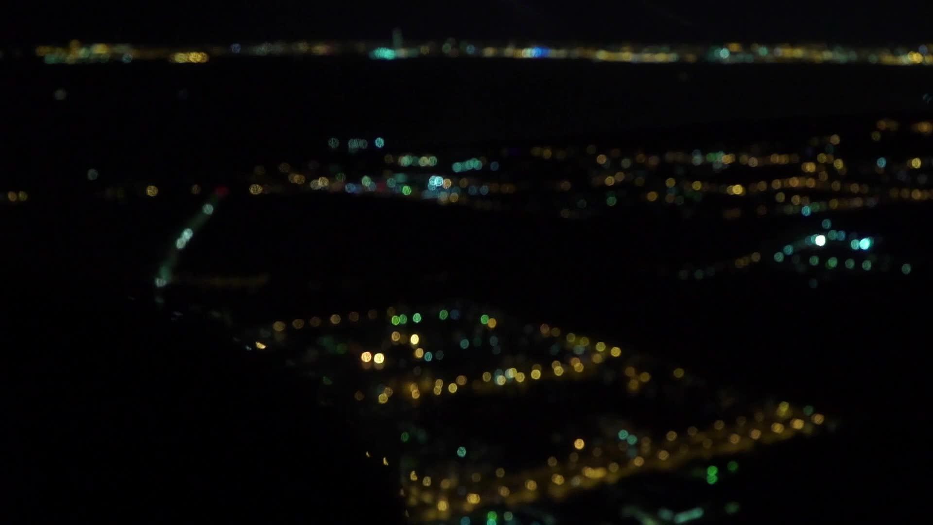 夜间城市灯光的空中视图视频的预览图
