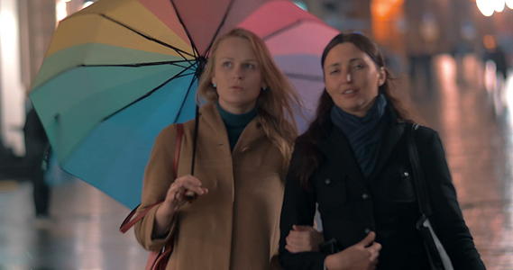女性朋友在雨夜城市散步视频的预览图