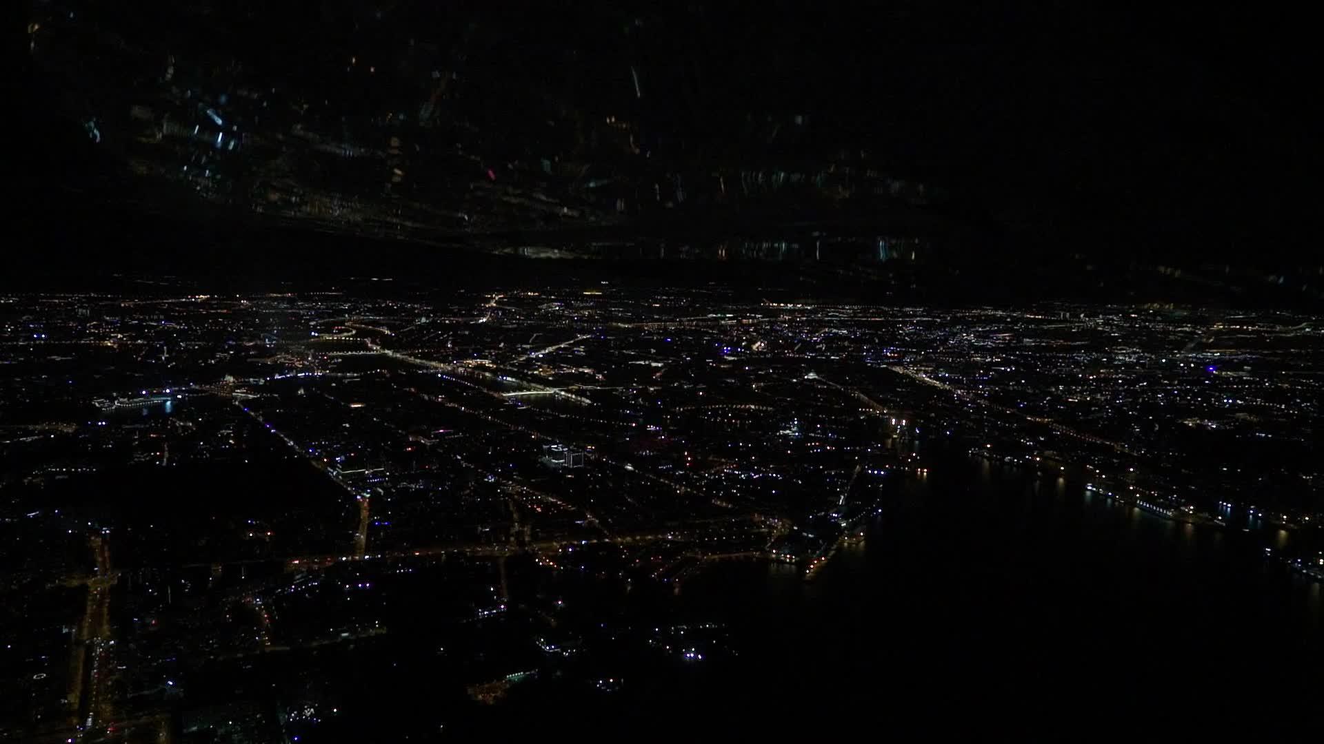 夜间城市灯光的空中视图视频的预览图