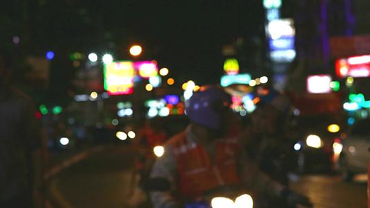 游客坐在摩托车上在夜市购物视频的预览图