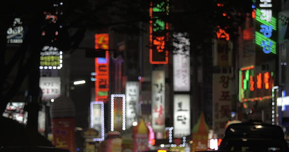广告横幅和汽车在韩国南部夜城的交通视频的预览图