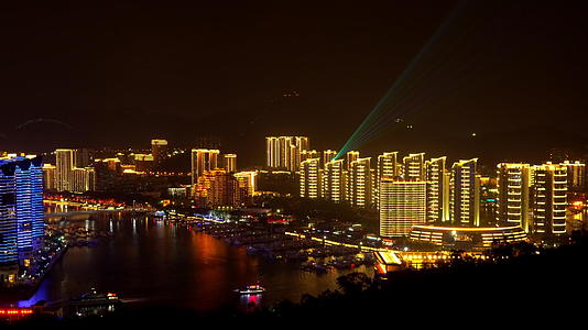 美丽的夜景和大城市的灯光视频的预览图