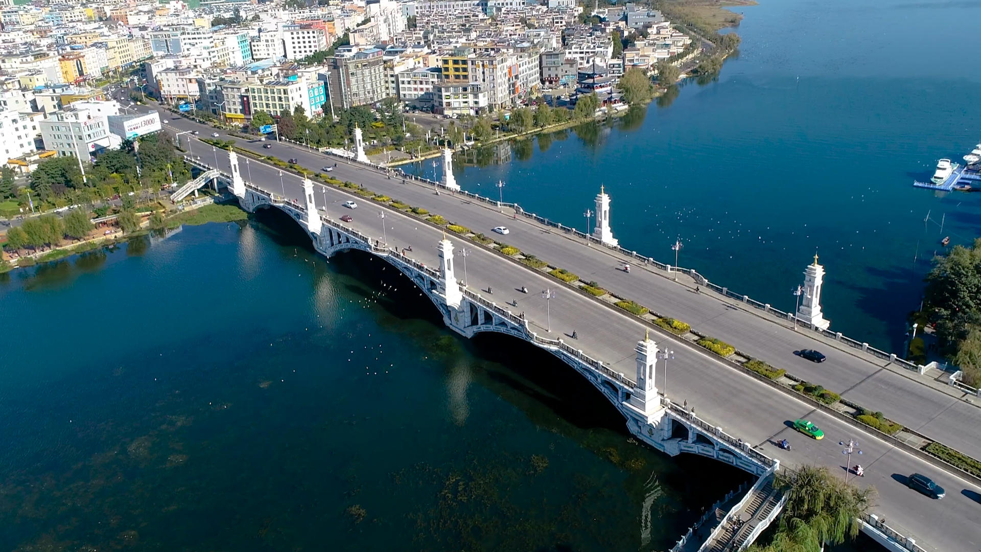 大理西洱河上繁荣的大桥航拍4k视频的预览图