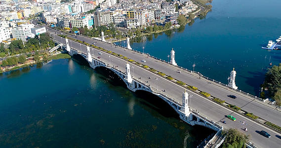 大理西洱河上繁荣的大桥航拍4k视频的预览图