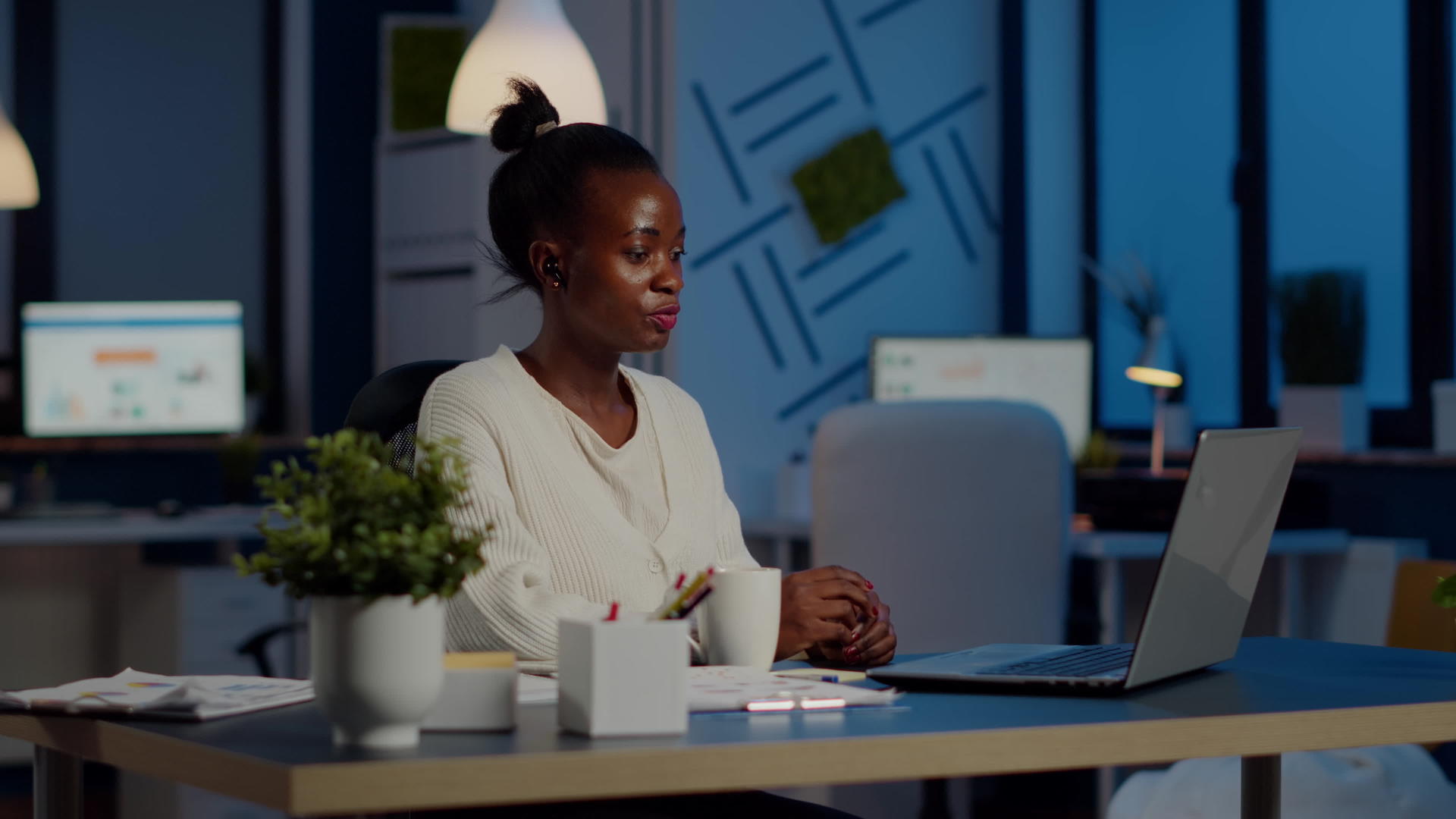 非洲经理使用笔记本电脑与远程同事在线交谈视频的预览图