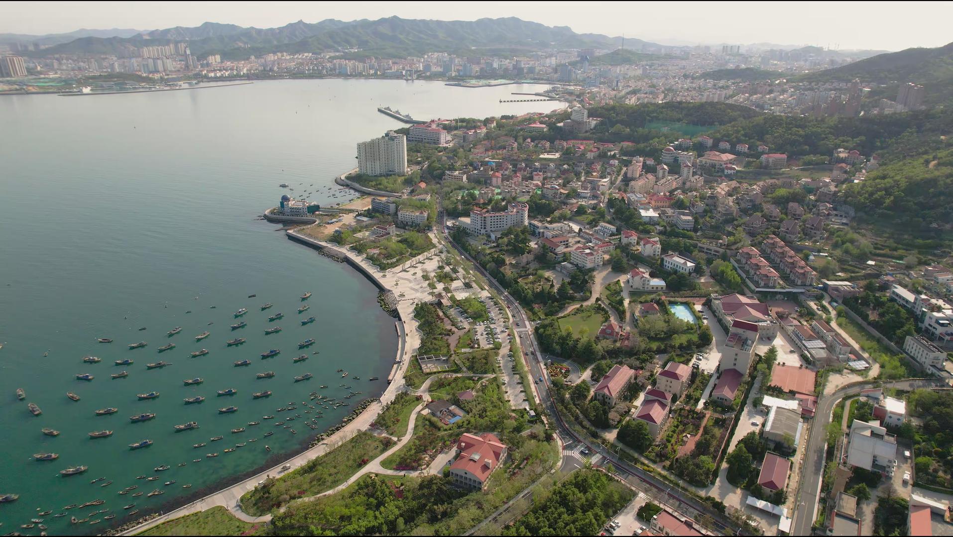 航拍黄海海滨城市威海城市风光视频视频的预览图