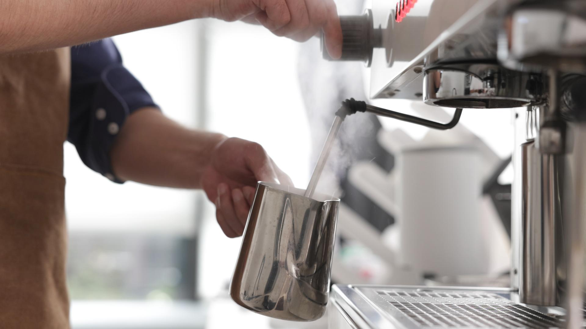 咖啡师使用蒸汽给器皿消毒视频的预览图