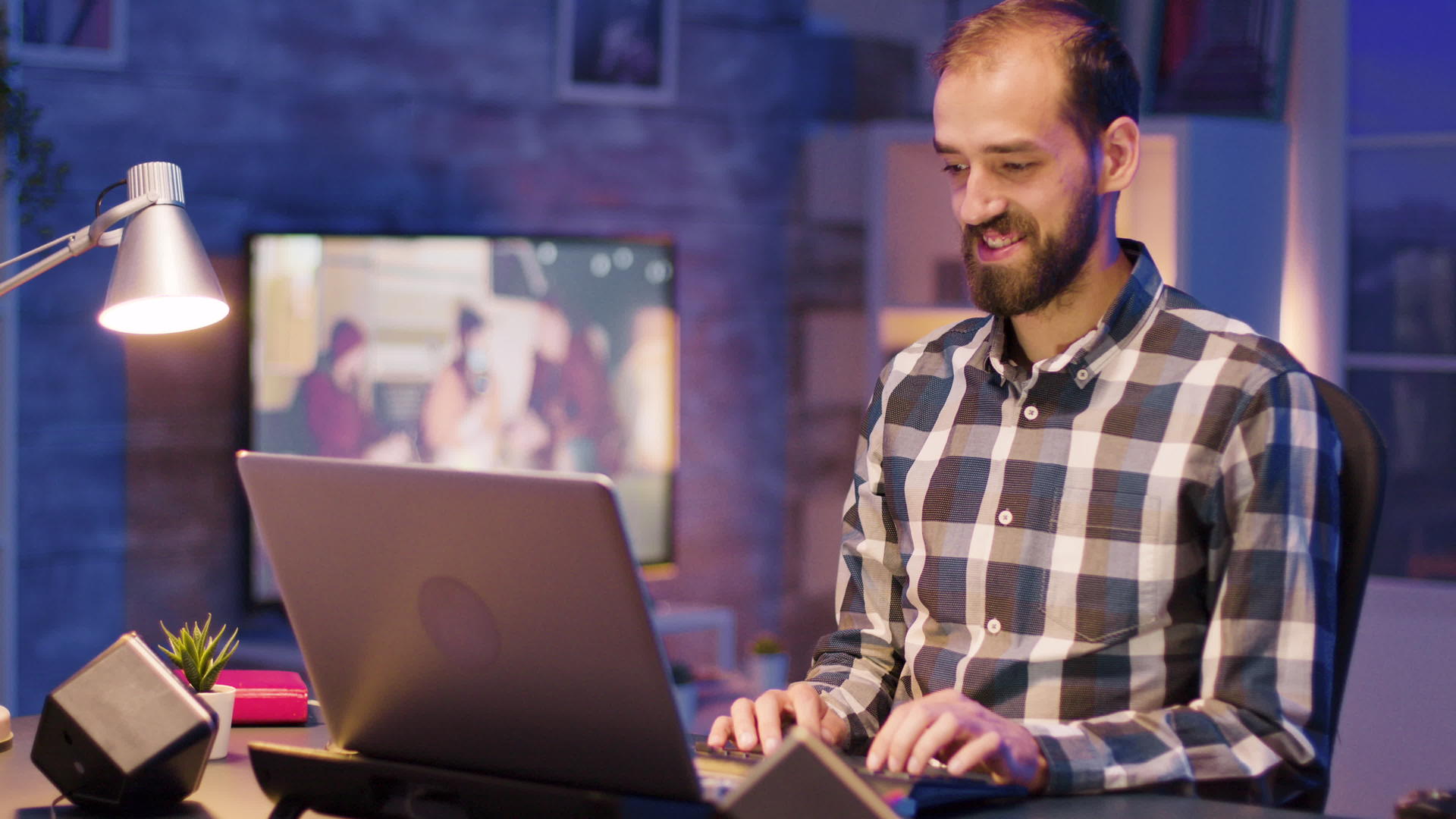 软件工程师在工作时间加班时微笑视频的预览图