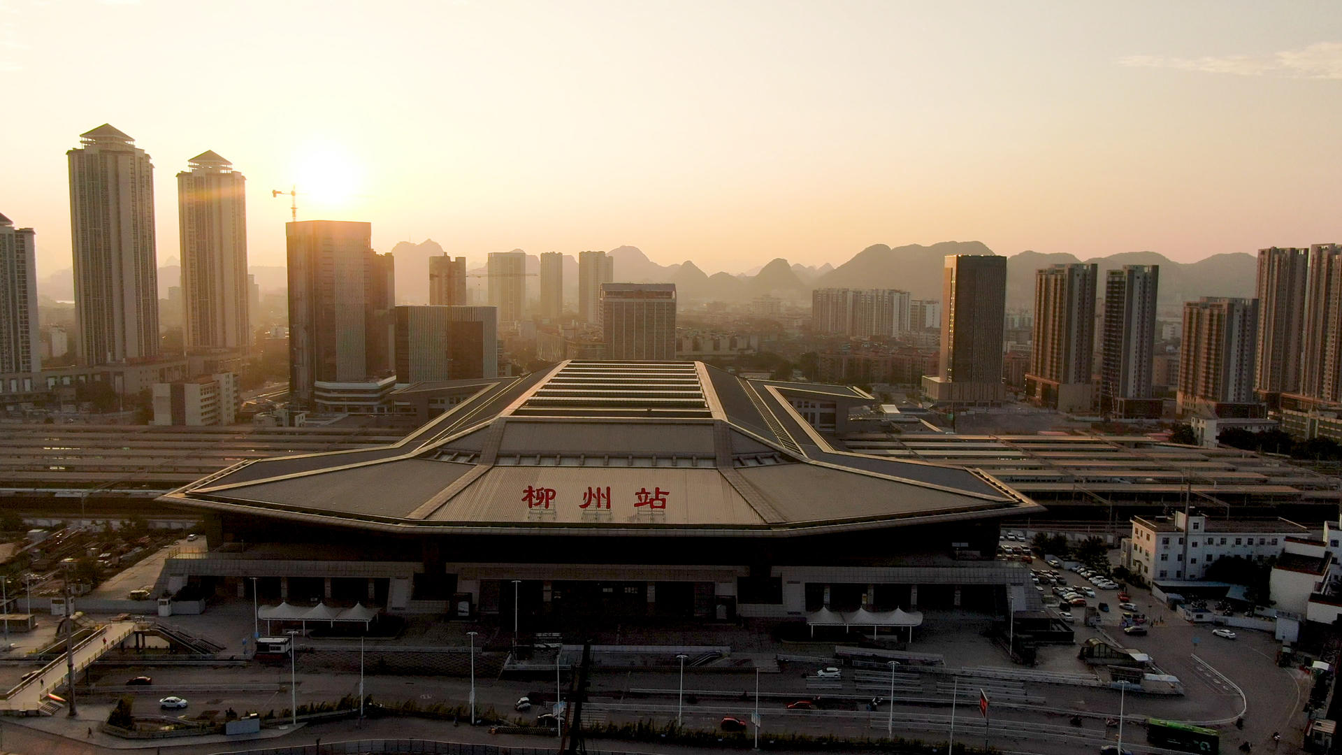 航拍清晨日出下的柳州高铁站视频的预览图