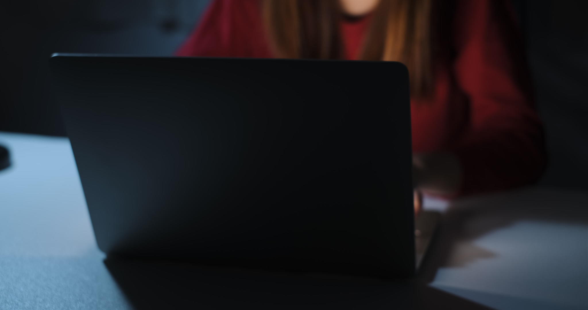 深夜工作的女性手打字、键盘、笔记本电脑、家庭办公室工作过度视频的预览图