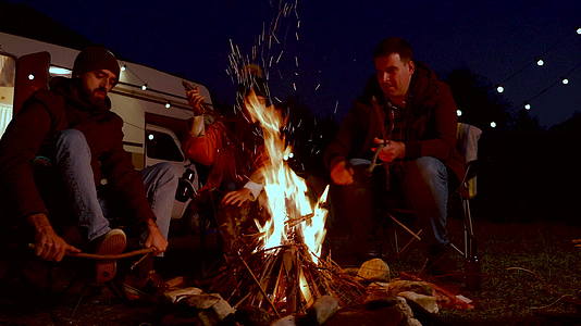 朋友可以在野营火中更温暖视频的预览图