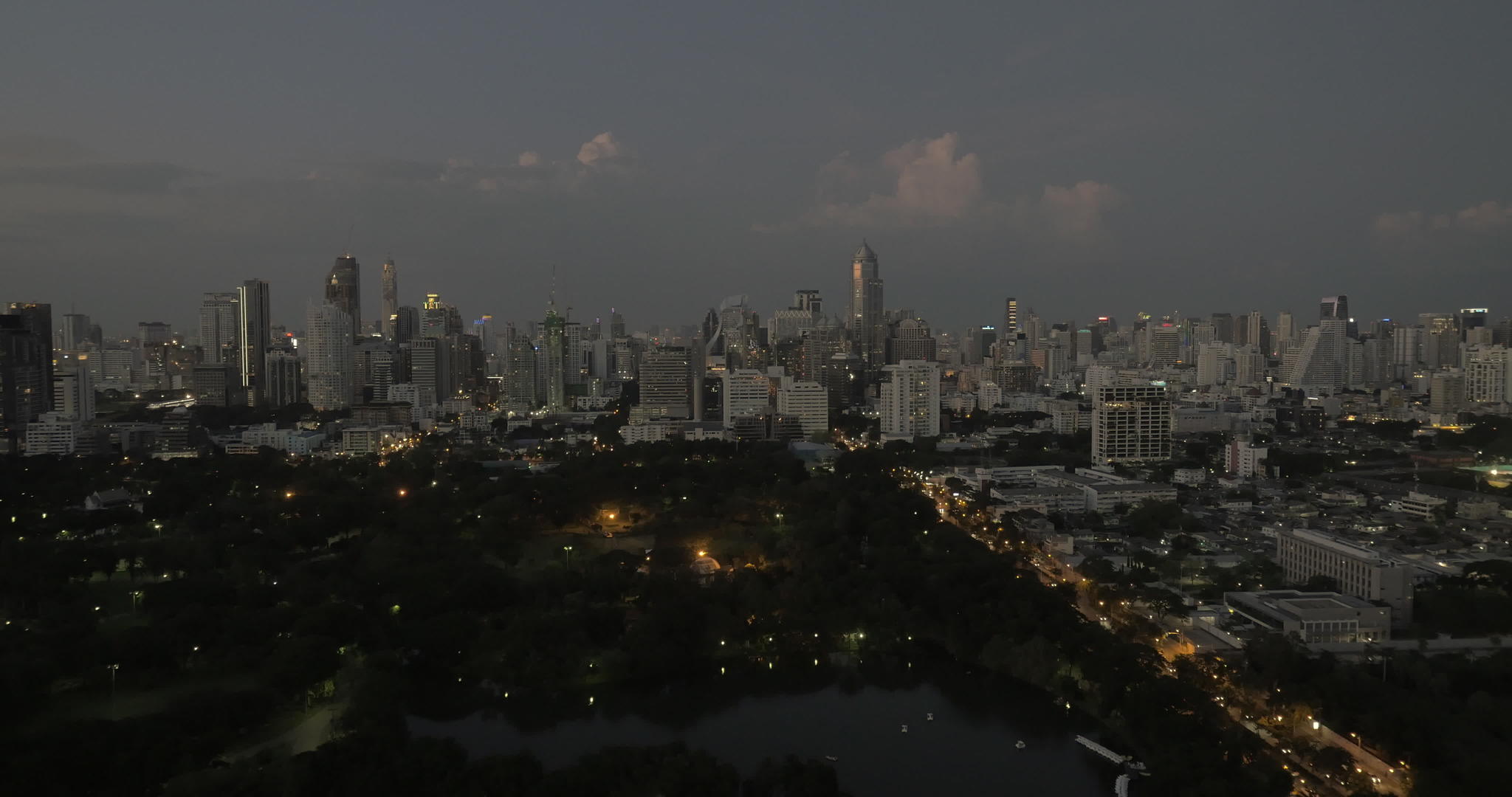 深夜的黑白城市风景泰国视频的预览图
