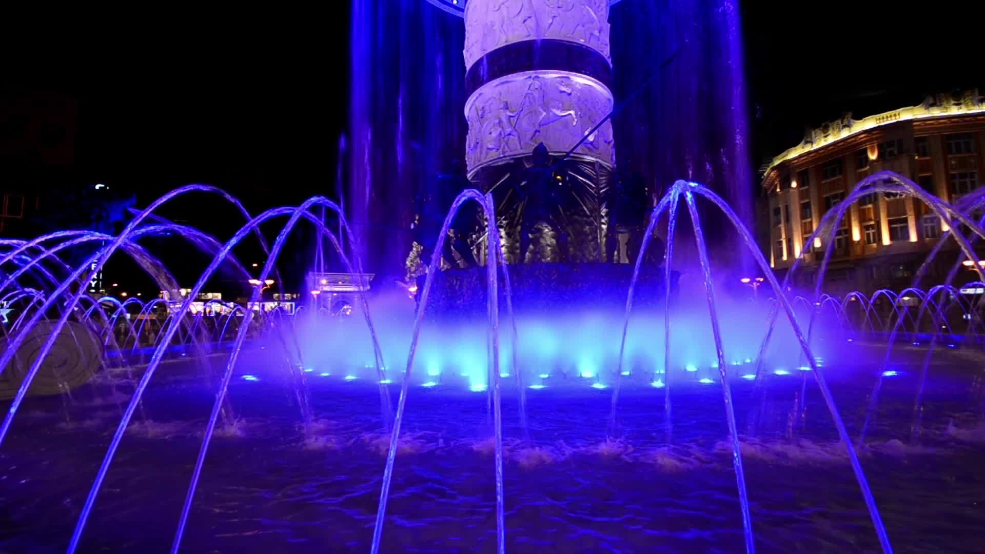 舞蹈形式的抽象点燃喷泉背景水喷雾和jat的夜拍形成视频的预览图