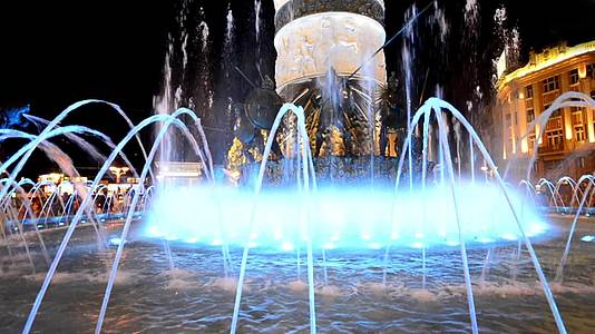 舞蹈形式的抽象点燃喷泉背景水喷雾和jat的夜拍形成视频的预览图
