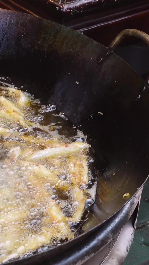 餐饮食品油炸小黄鱼小吃素材料视频的预览图