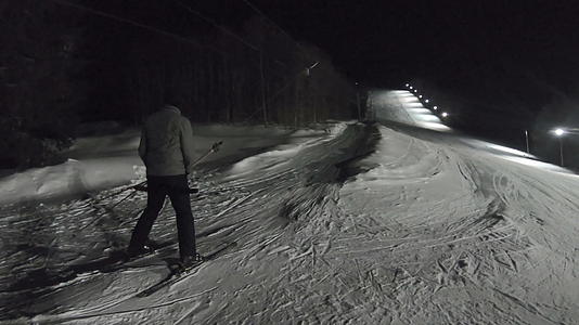 滑雪者被一辆小型圆形手持滑雪电梯拉上了山顶视频的预览图