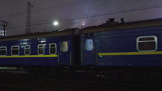晚上乘火车到站台视频的预览图