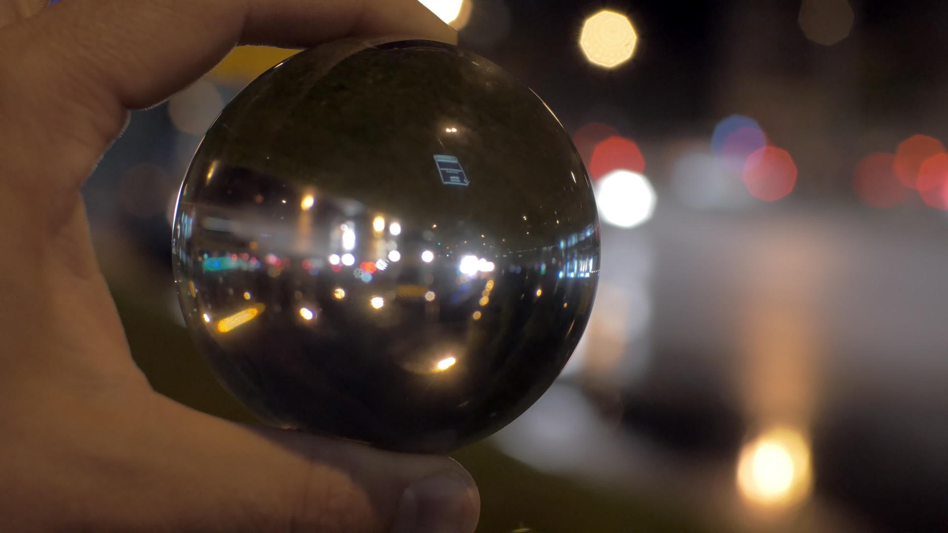 透过玻璃球看着夜晚的城市视频的预览图