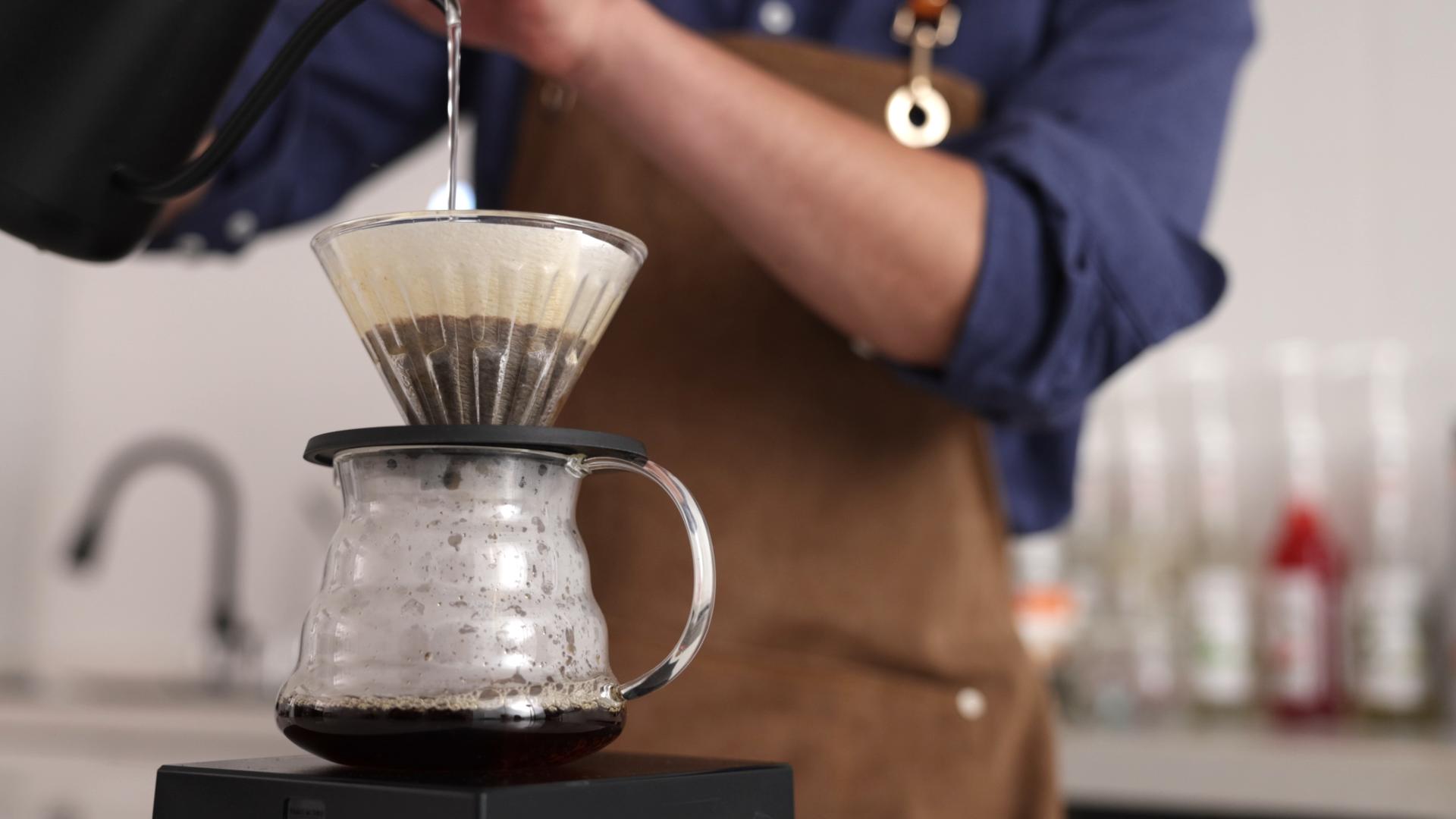 冲泡咖啡的特写镜头视频的预览图