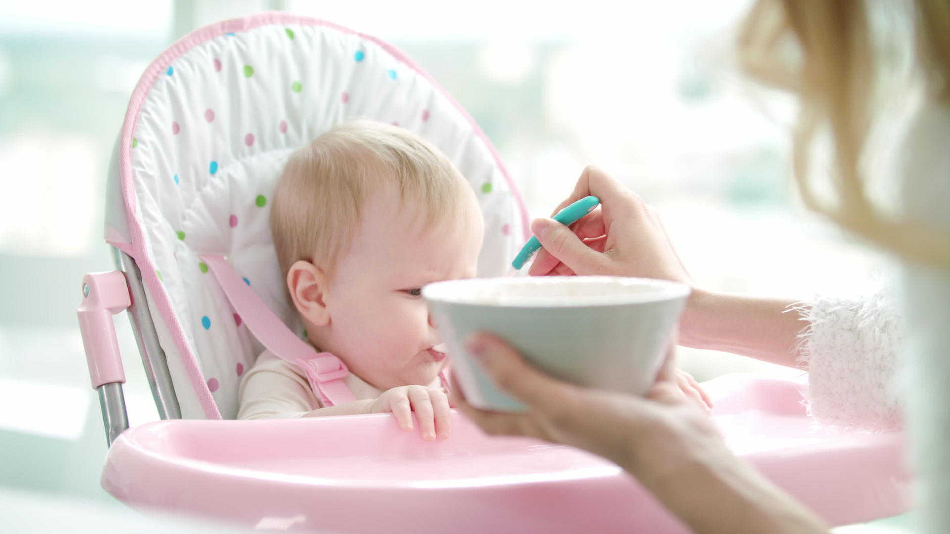 托德勒女孩用婴儿食品喂养幼儿的母亲吃纯食品视频的预览图
