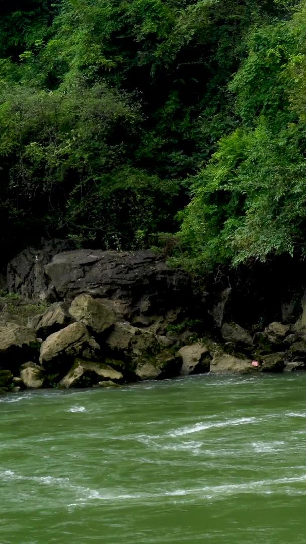 贵州黄果树泉眼冒水池视频的预览图