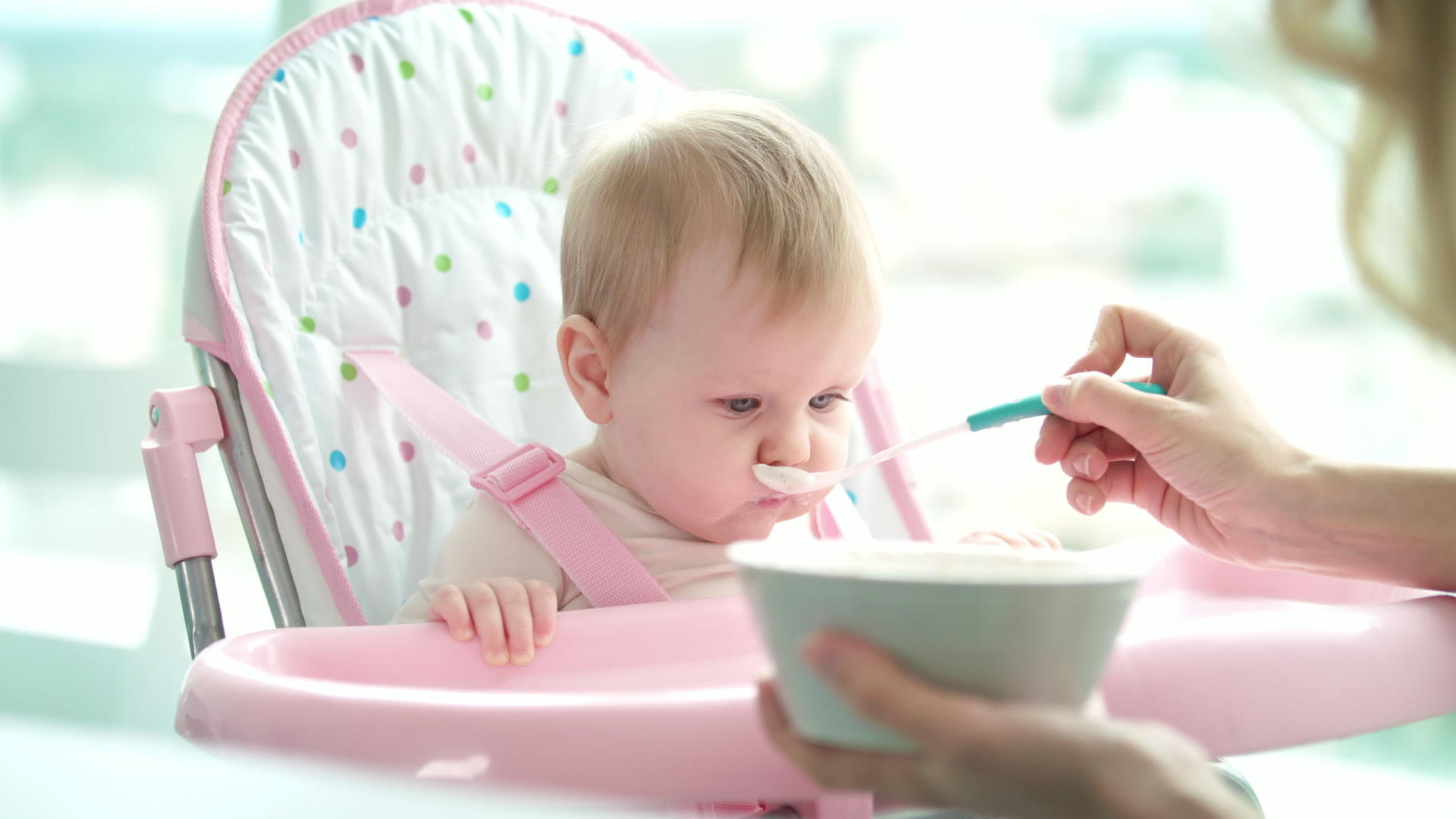 婴儿不吃纯母亲喂养女儿宝宝吃饭视频的预览图