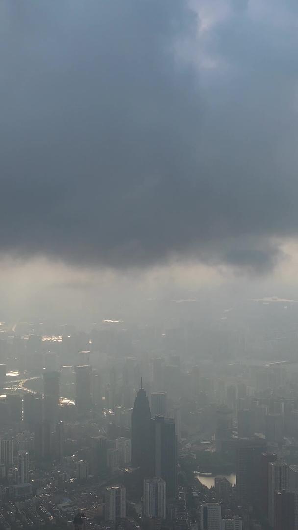 航拍城市风光暴雨前黑云压城乌云密布的阴天天空素材视频的预览图