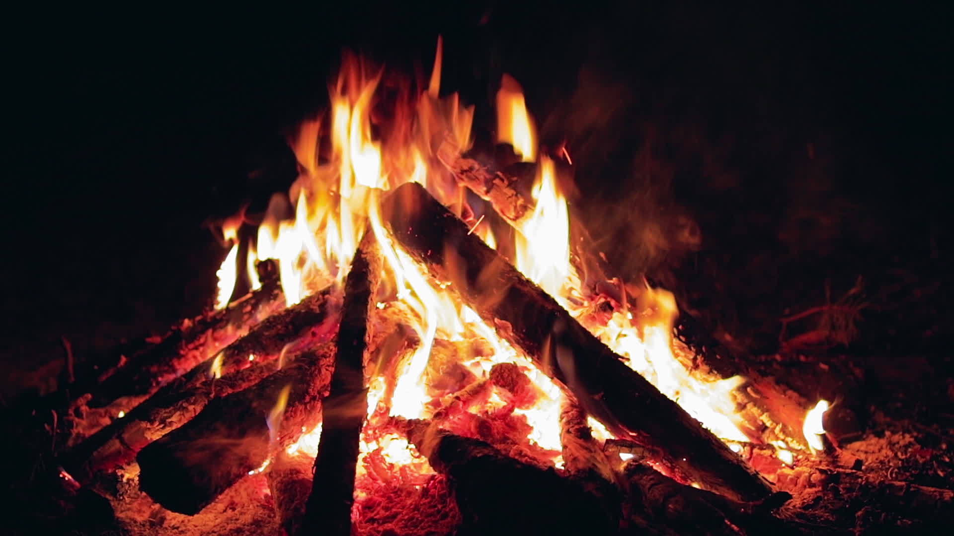 夜间燃烧营火关闭视频的预览图