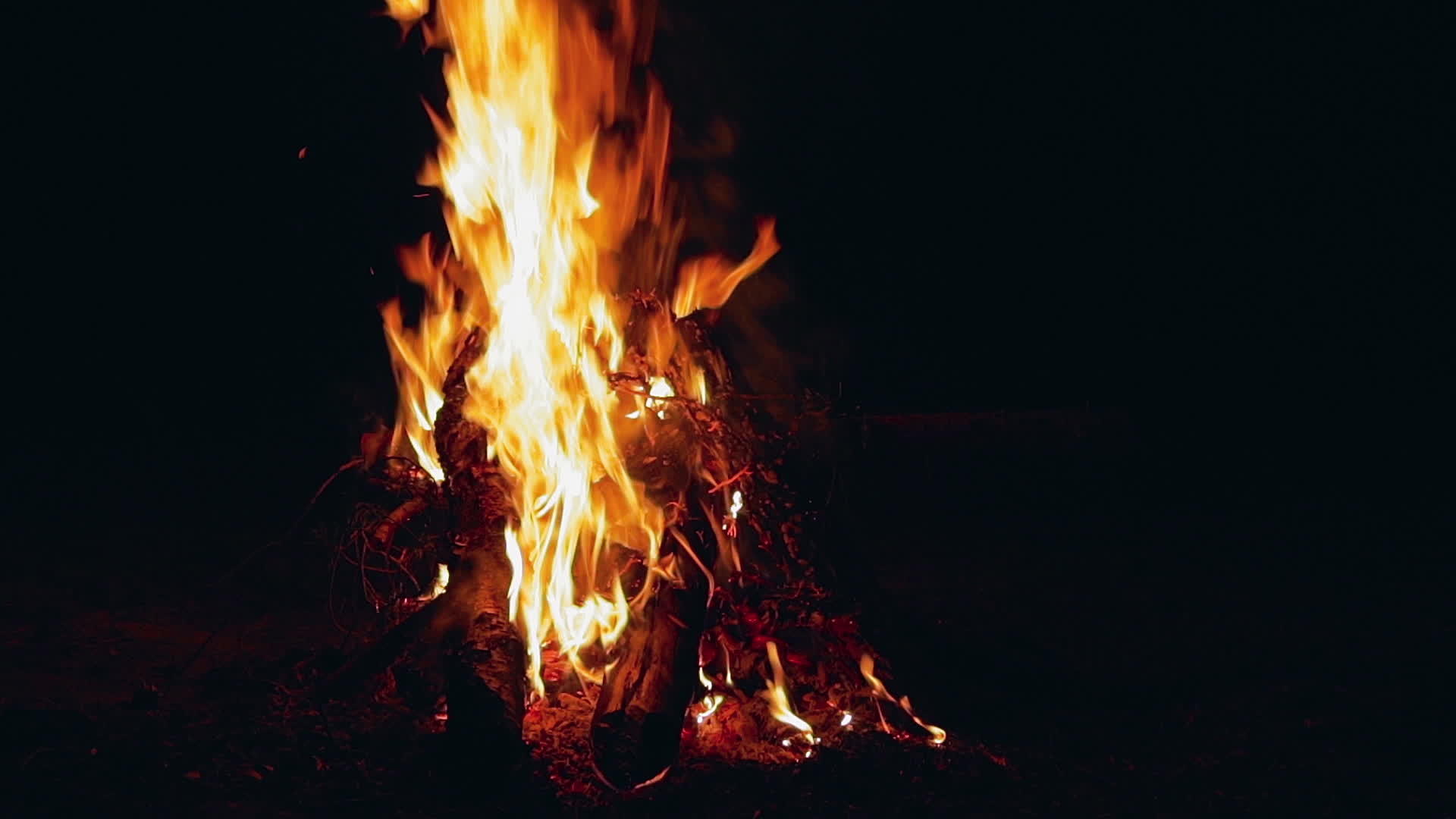 夜间燃烧营火关闭视频的预览图