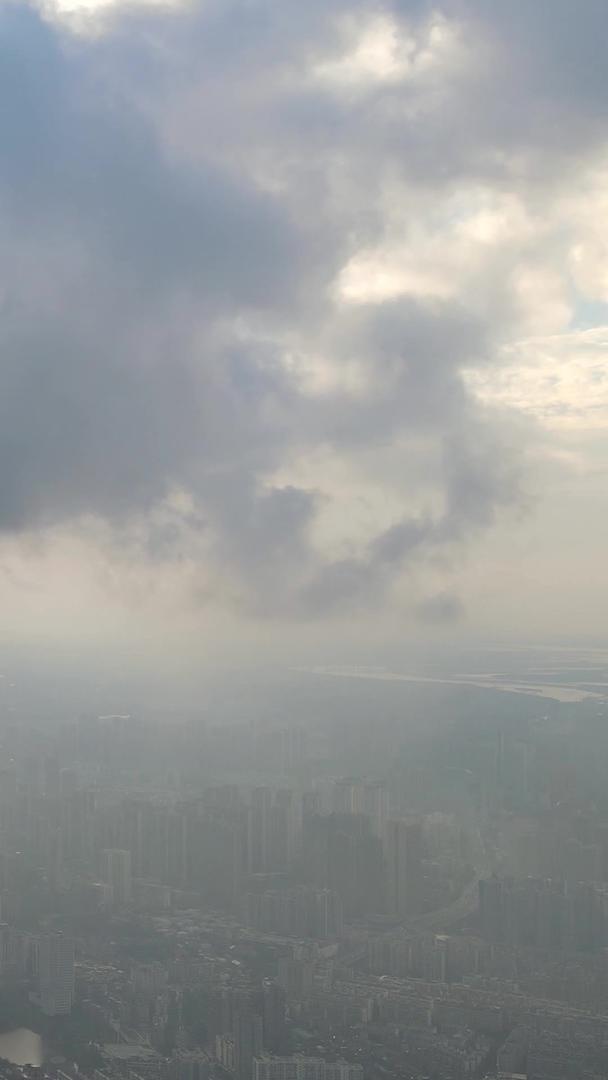 航拍城市风光暴雨前黑云压城乌云密布的阴天天空素材视频的预览图