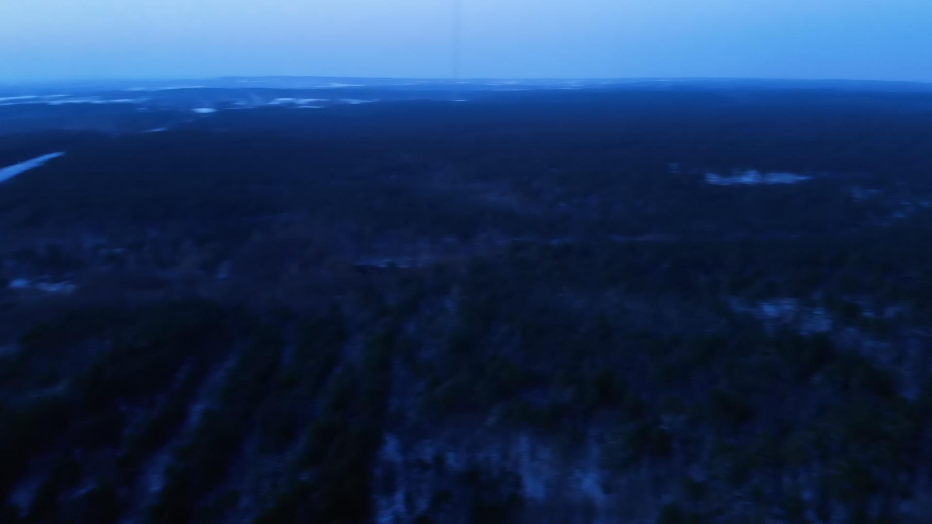 黎明时分法国白雪皑皑的乡村自然蓝色夜景视频的预览图