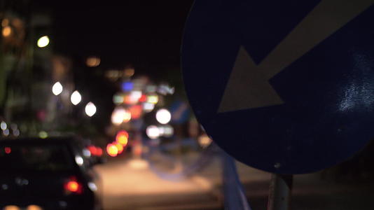 晚上街上有驾驶汽车和绕道的标志视频的预览图