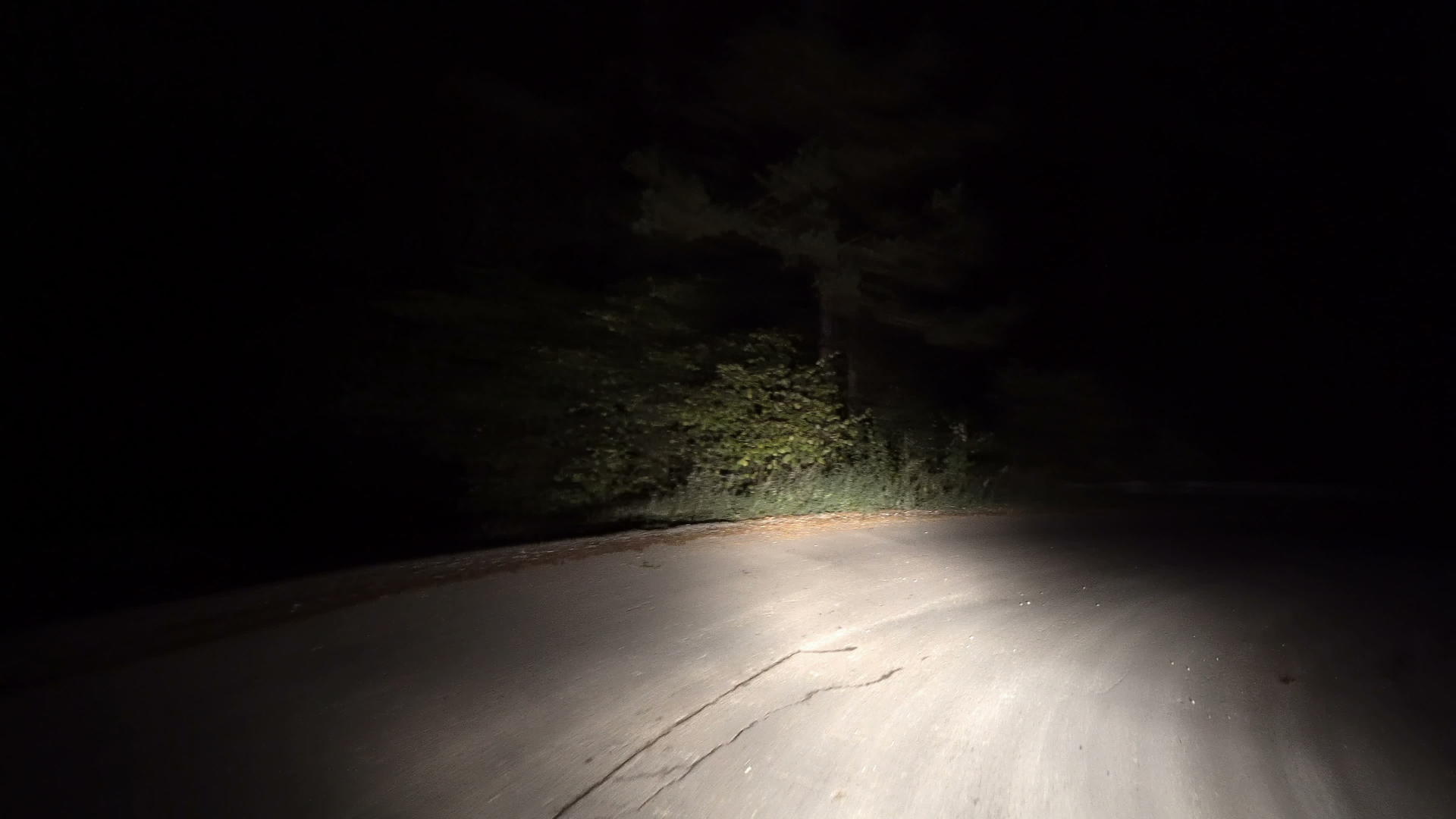 在偏远的远的农村道路上开车视频的预览图