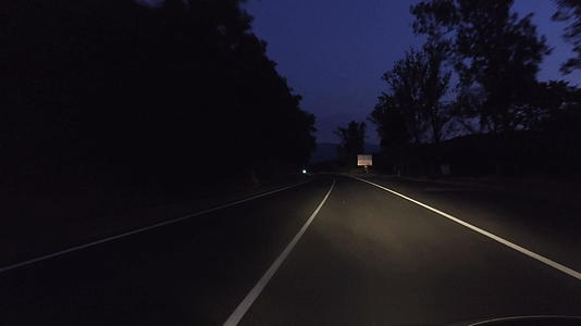 深夜在农村公路上开车视频的预览图