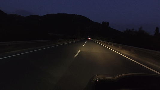 深夜在农村公路上开着前灯开着第一个视角视频的预览图