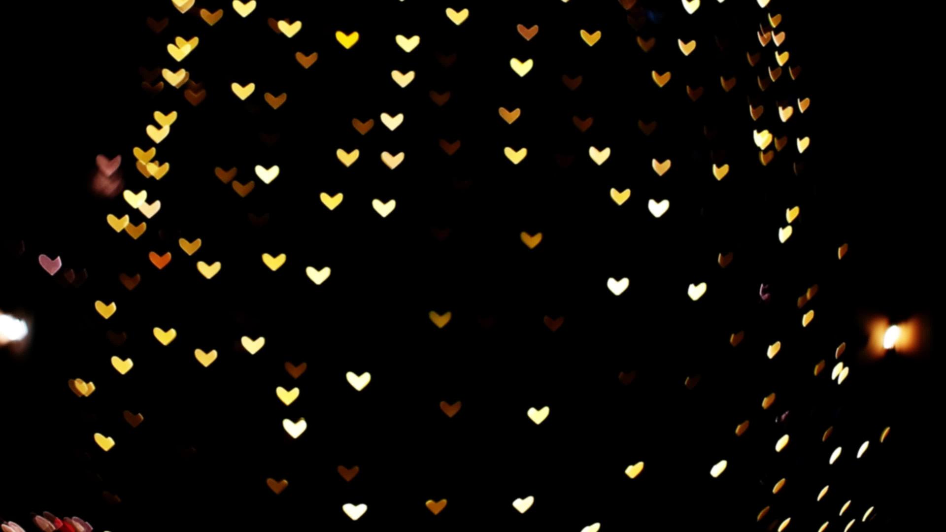 车辆和汽车在夜间的模糊和bokeh心脏形状视频的预览图