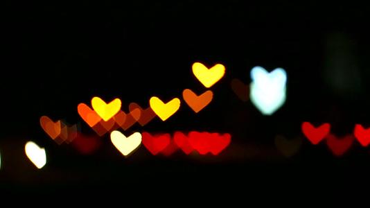夜街汽车和车辆的模糊明亮的心脏视频的预览图